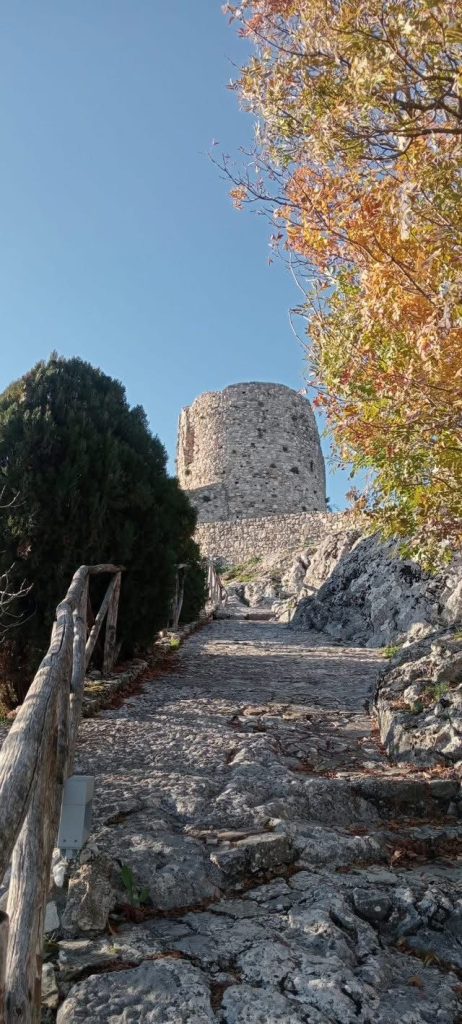 Irpinia Express, viaggio nel cuore dell’Alta Irpinia: la tappa di Rocca San Felice tra Mefite, storia e sapori