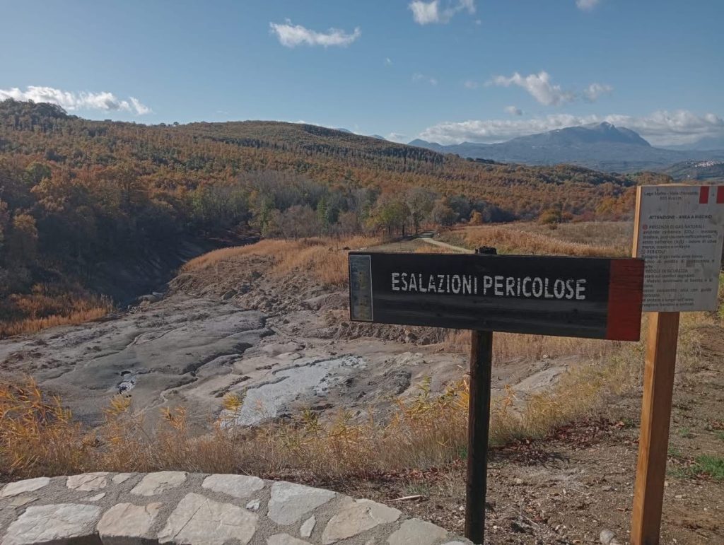 Irpinia Express, viaggio nel cuore dell’Alta Irpinia: la tappa di Rocca San Felice tra Mefite, storia e sapori