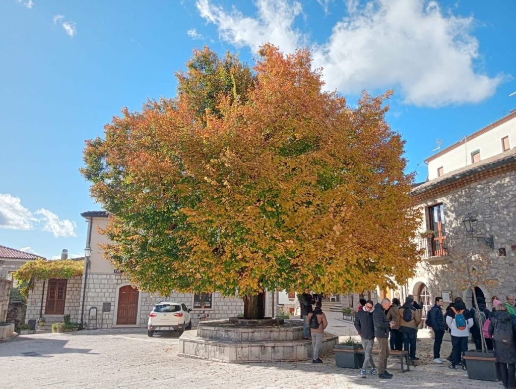 Irpinia Express, viaggio nel cuore dell’Alta Irpinia: la tappa di Rocca San Felice tra Mefite, storia e sapori