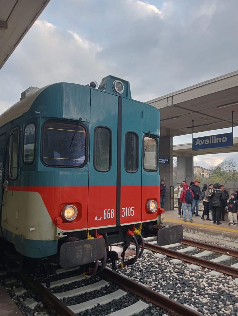 Irpinia Express, viaggio nel cuore dell’Alta Irpinia: la tappa di Rocca San Felice tra Mefite, storia e sapori