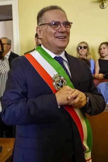 “Nola, maggioranza a pezzi: 14 consiglieri lasciano l’aula. Il Sindaco Ruggiero: ‘Non cedo a modelli pericolosi’”