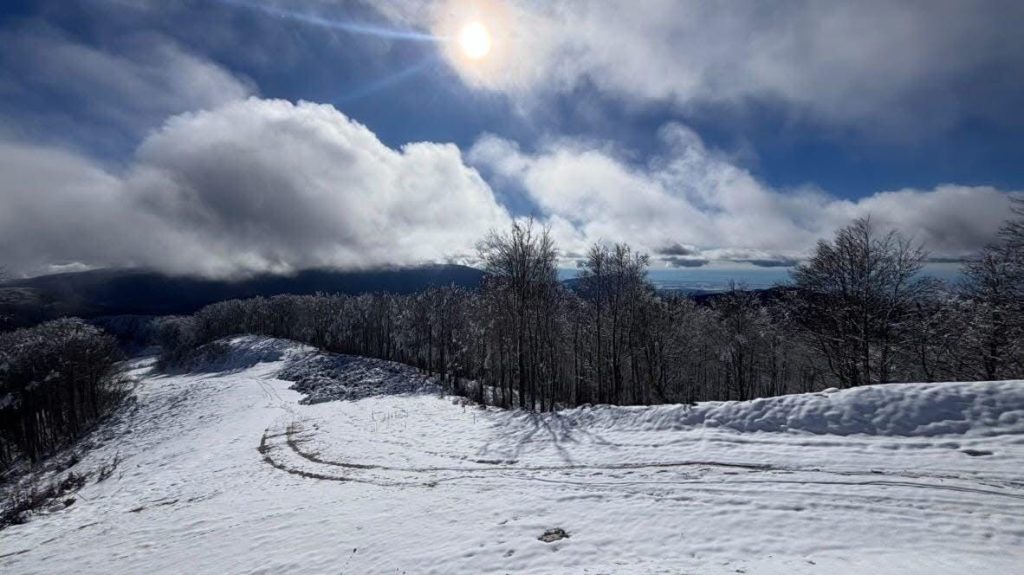 Laceno, nuova imbiancata oltre i 1500 metri: giornata di sole e panorami spettacolari