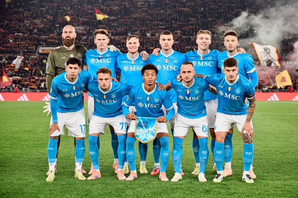 Un gol di Neres basta al Napoli: Roma superata all’Olimpico Un gol di Neres basta al Napoli: Roma superata all’Olimpico