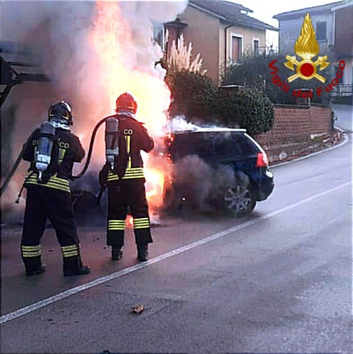 Auto in fiamme sulla Provinciale 164 a Grottolella: nessun ferito