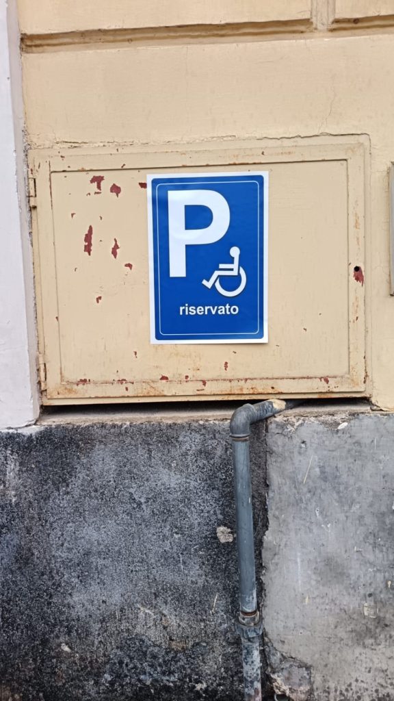 Mugnano del Cardinale, l’albero di Natale installato su uno stallo per disabili: arrivano le precisazioni del Comune