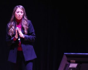 BAIANO. Per i 31 anni de L’Incontro. Omaggio con brio alla Napoli canora. Fantastico e spettacolare pout pourri  al Colosseo. FOTO
