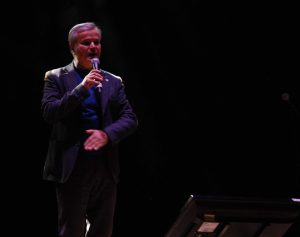 BAIANO. Per i 31 anni de L’Incontro. Omaggio con brio alla Napoli canora. Fantastico e spettacolare pout pourri  al Colosseo. FOTO