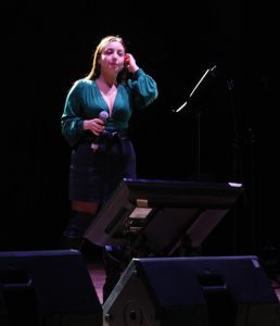 BAIANO. Per i 31 anni de L’Incontro. Omaggio con brio alla Napoli canora. Fantastico e spettacolare pout pourri  al Colosseo. FOTO