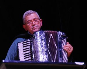BAIANO. Per i 31 anni de L’Incontro. Omaggio con brio alla Napoli canora. Fantastico e spettacolare pout pourri  al Colosseo. FOTO