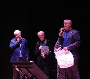 BAIANO. Per i 31 anni de L’Incontro. Omaggio con brio alla Napoli canora. Fantastico e spettacolare pout pourri  al Colosseo. FOTO