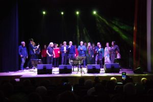 BAIANO. Per i 31 anni de L’Incontro. Omaggio con brio alla Napoli canora. Fantastico e spettacolare pout pourri  al Colosseo. FOTO