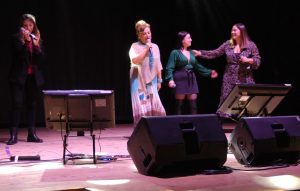 BAIANO. Per i 31 anni de L’Incontro. Omaggio con brio alla Napoli canora. Fantastico e spettacolare pout pourri  al Colosseo. FOTO