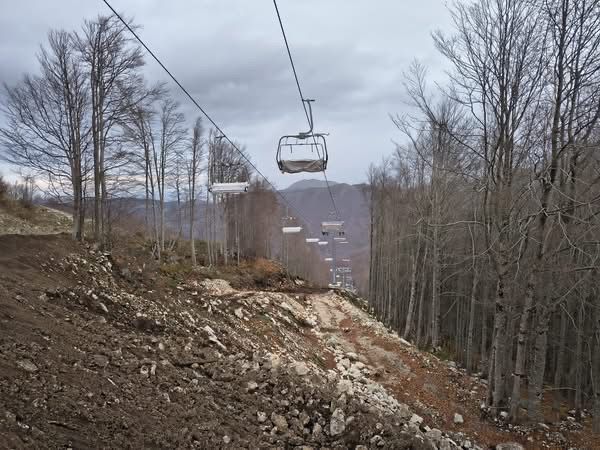 Laceno, installate le seggiole delle nuove seggiovie: la stazione sciistica si prepara al collaudo