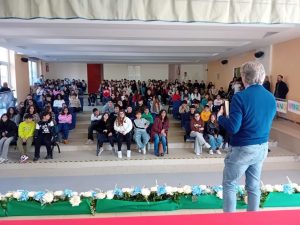 Baiano Sperone. Dall‘Auditorium dell’Istituto comprensivo Giovanni XXIII  Giuseppe Parini  in viaggio verso il 2026 con l’amorevole compagnia delle affascinanti  illustrazioni parlanti nell’arioso stile naif di Alessia