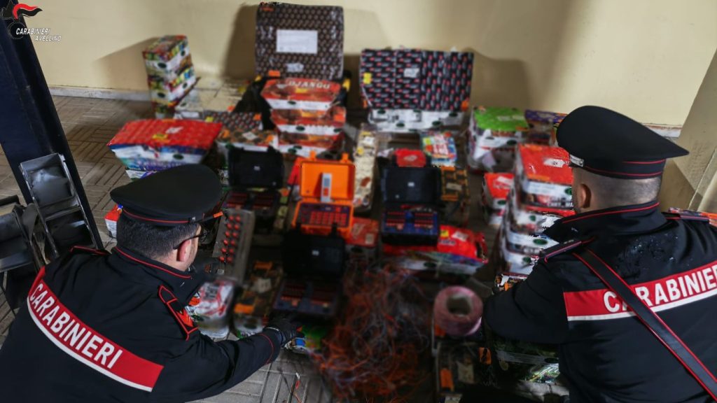 Solofra (AV): Vigilia di Natale col botto i Carabinieri Sequestrano 38kg di fuochi pirotecnici e denunciano un 40enne Solofra (AV): Vigilia di Natale col botto i Carabinieri Sequestrano 38kg di fuochi pirotecnici e denunciano un 40enne