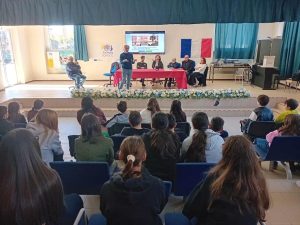 Baiano Sperone. Dall‘Auditorium dell’Istituto comprensivo Giovanni XXIII  Giuseppe Parini  in viaggio verso il 2026 con l’amorevole compagnia delle affascinanti  illustrazioni parlanti nell’arioso stile naif di Alessia