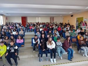 Baiano Sperone. Dall‘Auditorium dell’Istituto comprensivo Giovanni XXIII  Giuseppe Parini  in viaggio verso il 2026 con l’amorevole compagnia delle affascinanti  illustrazioni parlanti nell’arioso stile naif di Alessia