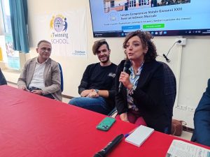 Baiano Sperone. Dall‘Auditorium dell’Istituto comprensivo Giovanni XXIII  Giuseppe Parini  in viaggio verso il 2026 con l’amorevole compagnia delle affascinanti  illustrazioni parlanti nell’arioso stile naif di Alessia