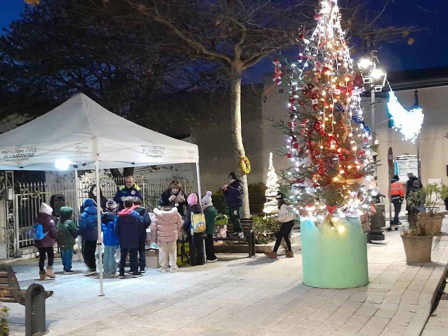 Le festività Natalizie a Flumeri, sono iniziate, con l’Albero di Natale dei Bambini, sul sagrato della Chiesa Madre. Le festività Natalizie a Flumeri, sono iniziate, con l’Albero di Natale dei Bambini, sul sagrato della Chiesa Madre.