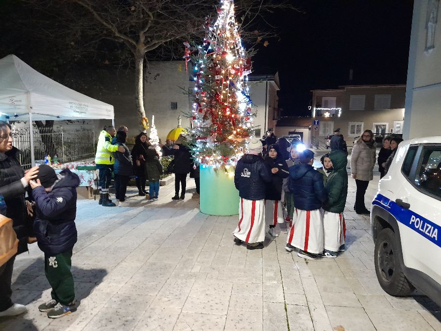 Le festività Natalizie a Flumeri, sono iniziate, con l’Albero di Natale dei Bambini, sul sagrato della Chiesa Madre. Le festività Natalizie a Flumeri, sono iniziate, con l’Albero di Natale dei Bambini, sul sagrato della Chiesa Madre.