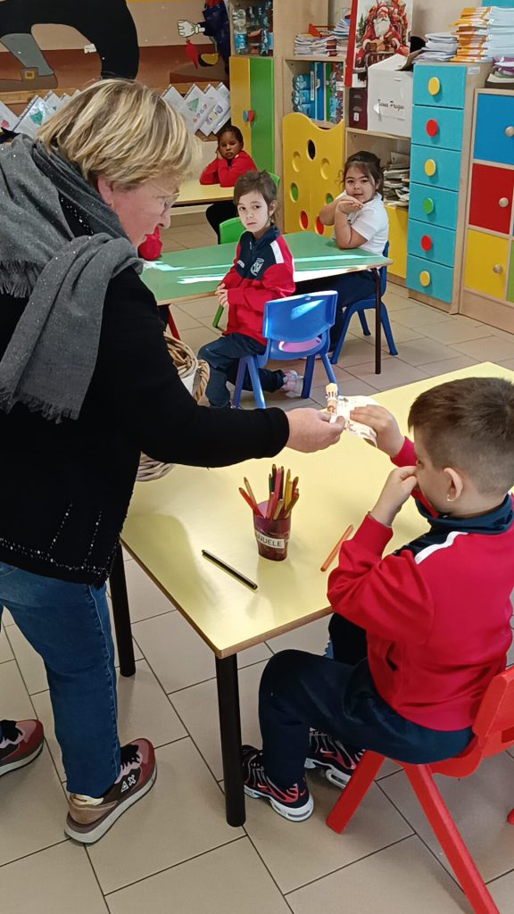 Avella, un gesto di solidarietà porta la magia del Natale a scuola