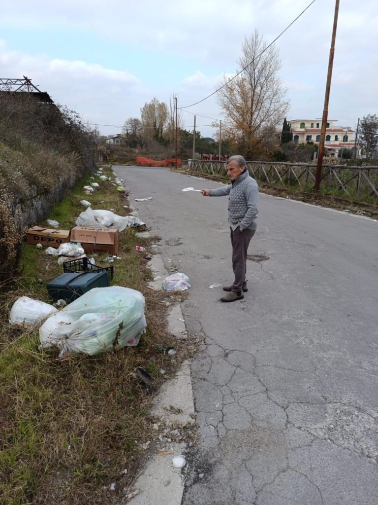 Terzigno, emergenza rifiuti: strade invase da sacchetti, puzza insopportabile e cittadini esasperati