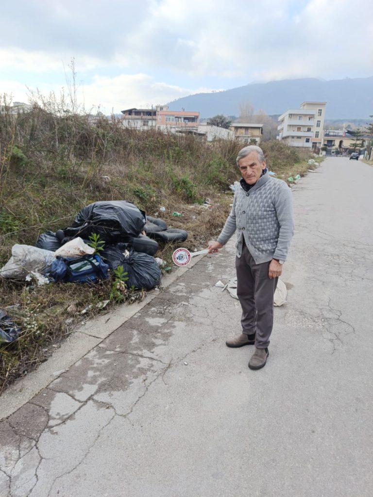 Terzigno, emergenza rifiuti: strade invase da sacchetti, puzza insopportabile e cittadini esasperati
