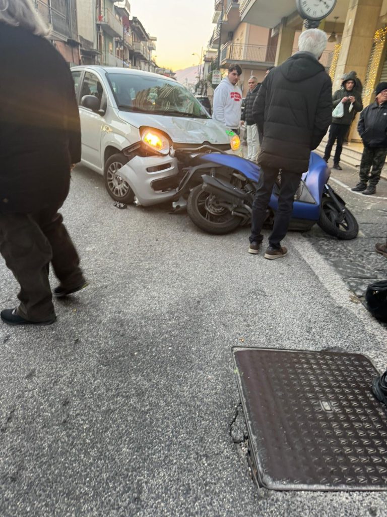 Mugnano del Cardinale, scontro tra auto e motociclo: due feriti