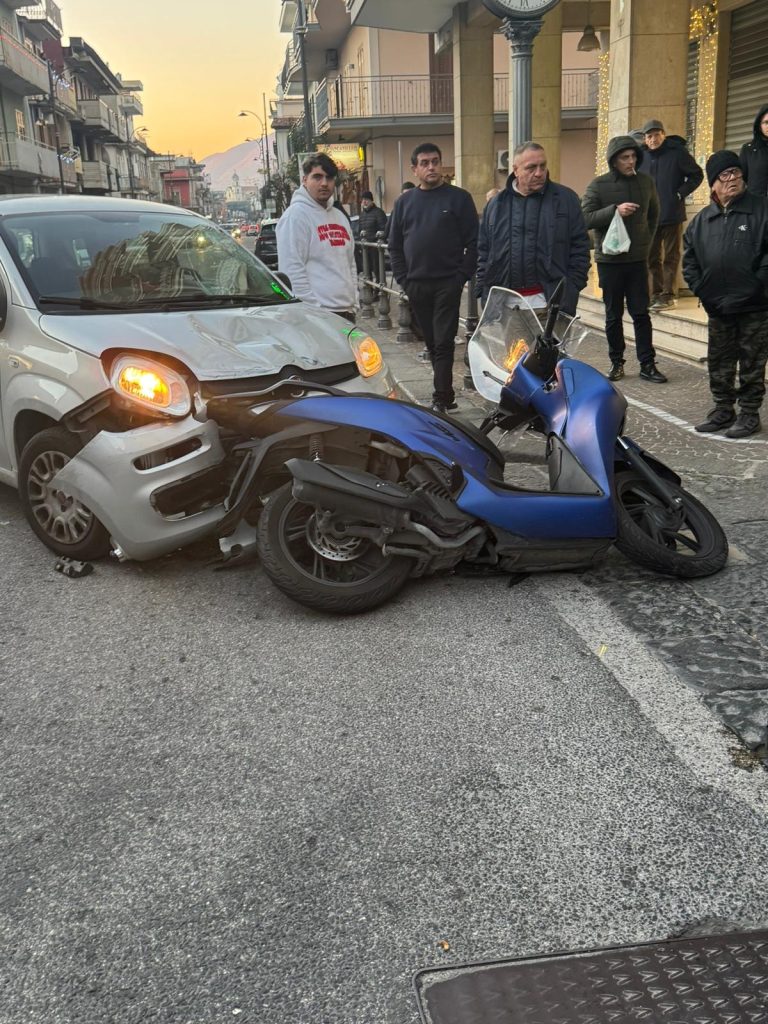 Mugnano del Cardinale, scontro tra auto e motociclo: due feriti