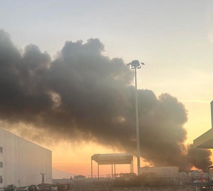 Maxi incendio all’Interporto di Nola: due container e una gru in fiamme, nube di fumo visibile a chilometri di distanza Maxi incendio all’Interporto di Nola: due container e una gru in fiamme, nube di fumo visibile a chilometri di distanza