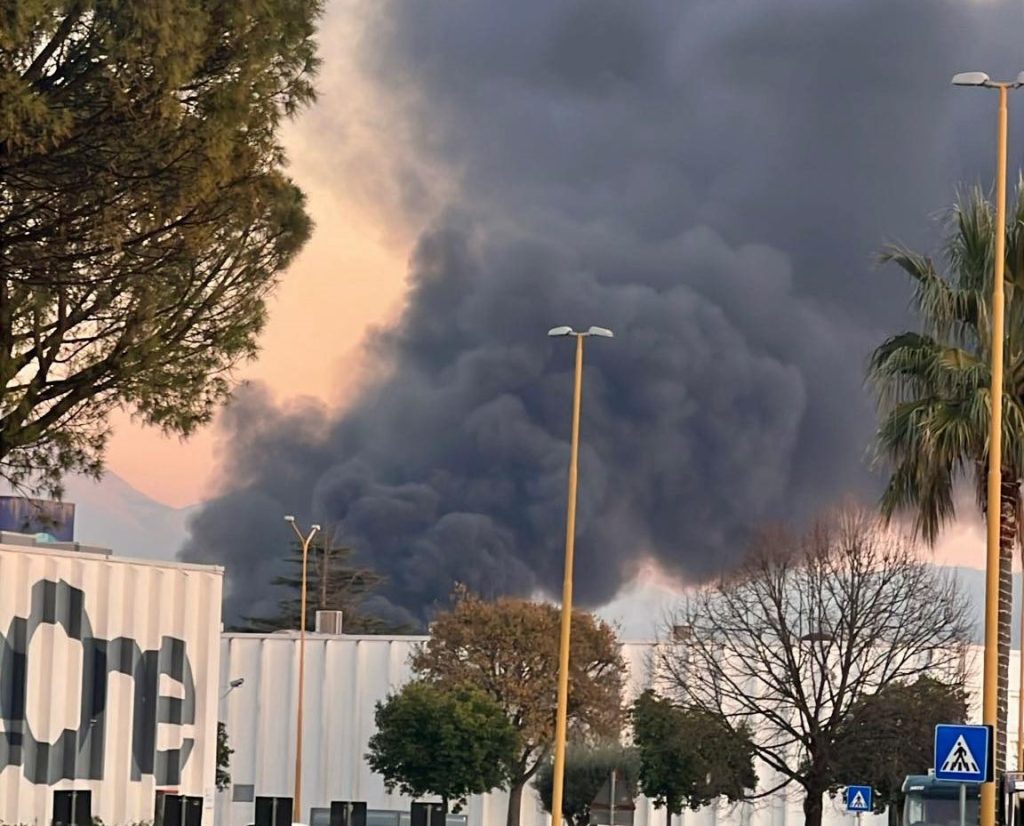 Maxi incendio all’Interporto di Nola: due container e una gru in fiamme, nube di fumo visibile a chilometri di distanza Maxi incendio all’Interporto di Nola: due container e una gru in fiamme, nube di fumo visibile a chilometri di distanza
