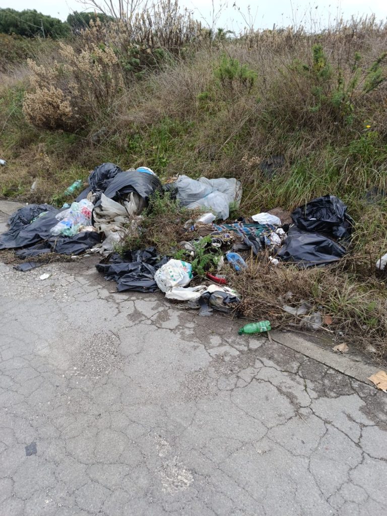 Terzigno, emergenza rifiuti: strade invase da sacchetti, puzza insopportabile e cittadini esasperati