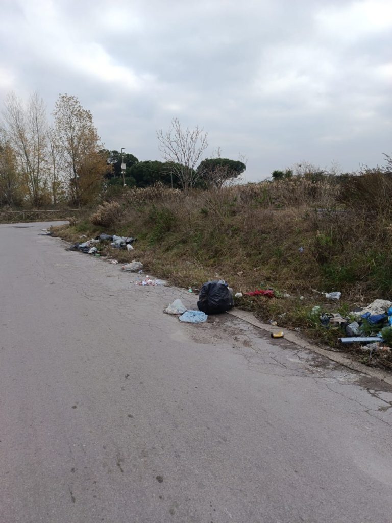Terzigno, emergenza rifiuti: strade invase da sacchetti, puzza insopportabile e cittadini esasperati