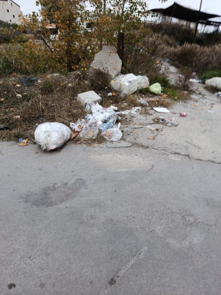 Terzigno, emergenza rifiuti: strade invase da sacchetti, puzza insopportabile e cittadini esasperati