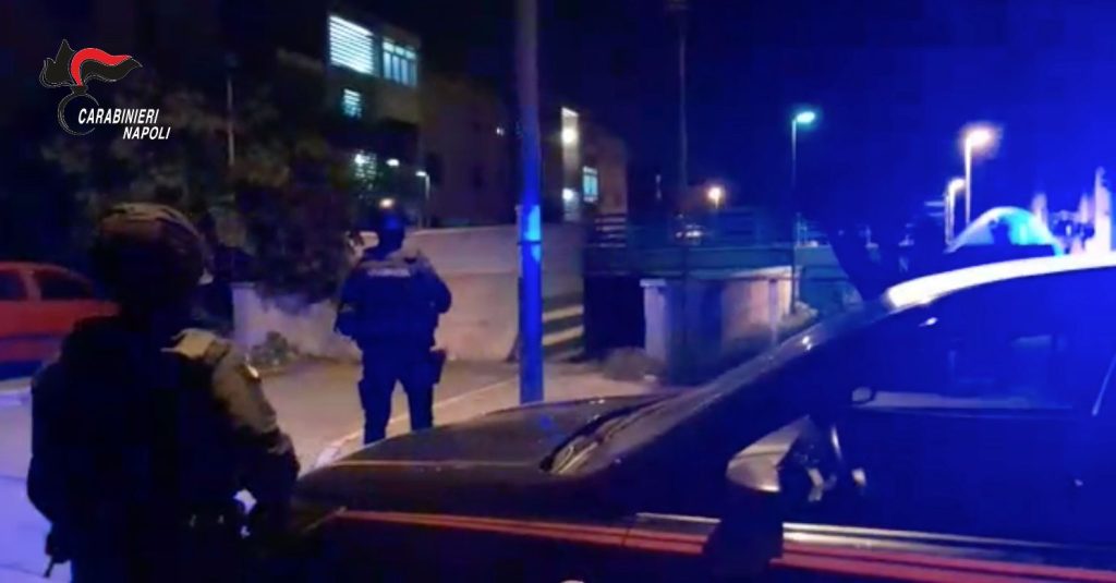 Afragola: 205mila euro, pistole, carte di credito e orologi di lusso. Il blitz dei carabinieri e 5 persone denunciate