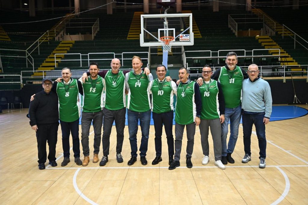 SCANDONE AVELLINO, L’ABBRACCIO DELLA MEMORIA: OMAGGIO AGLI EROI DELLA PROMOZIONE DEL 2000 SCANDONE AVELLINO, L’ABBRACCIO DELLA MEMORIA: OMAGGIO AGLI EROI DELLA PROMOZIONE DEL 2000