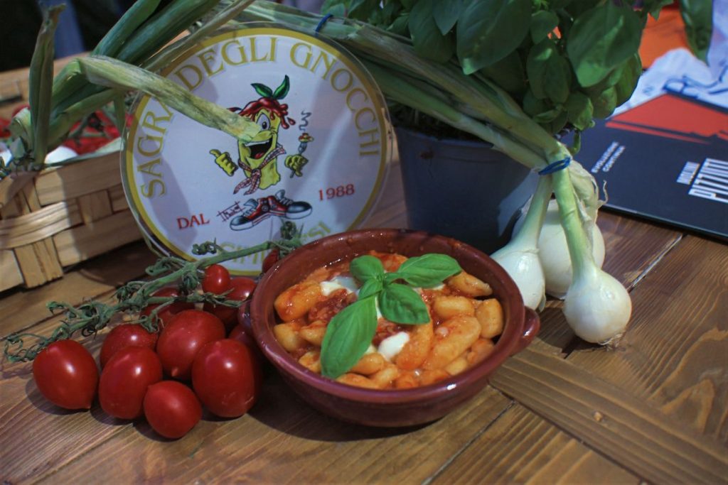 Cimitile entra nell’élite nazionale: la Sagra degli Gnocchi Cimitilesdi ottiene il marchio “Sagra di Qualità” Cimitile entra nell’élite nazionale: la Sagra degli Gnocchi Cimitilesdi ottiene il marchio “Sagra di Qualità”