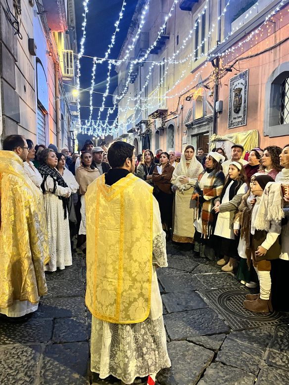 NOLA. Il Sogno di Sant’Alfonso. Tu scendi dalle stelle… il Canto della Natività di Gesù. Rievocazione socio culturale e storico religiosa di pregevole caratura espressiva. Protagoniste della corale performance, le compagnie teatrali che operano nell’area nolana. NOLA. Il Sogno di Sant’Alfonso. Tu scendi dalle stelle… il Canto della Natività di Gesù. Rievocazione socio culturale e storico religiosa di pregevole caratura espressiva. Protagoniste della corale performance, le compagnie teatrali che operano nell’area nolana.