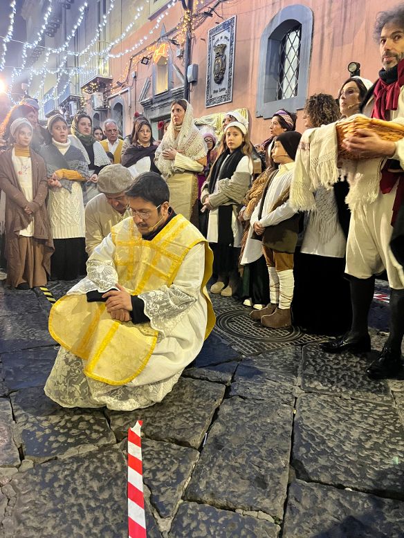 NOLA. Il Sogno di Sant’Alfonso. Tu scendi dalle stelle… il Canto della Natività di Gesù. Rievocazione socio culturale e storico religiosa di pregevole caratura espressiva. Protagoniste della corale performance, le compagnie teatrali che operano nell’area nolana. NOLA. Il Sogno di Sant’Alfonso. Tu scendi dalle stelle… il Canto della Natività di Gesù. Rievocazione socio culturale e storico religiosa di pregevole caratura espressiva. Protagoniste della corale performance, le compagnie teatrali che operano nell’area nolana.
