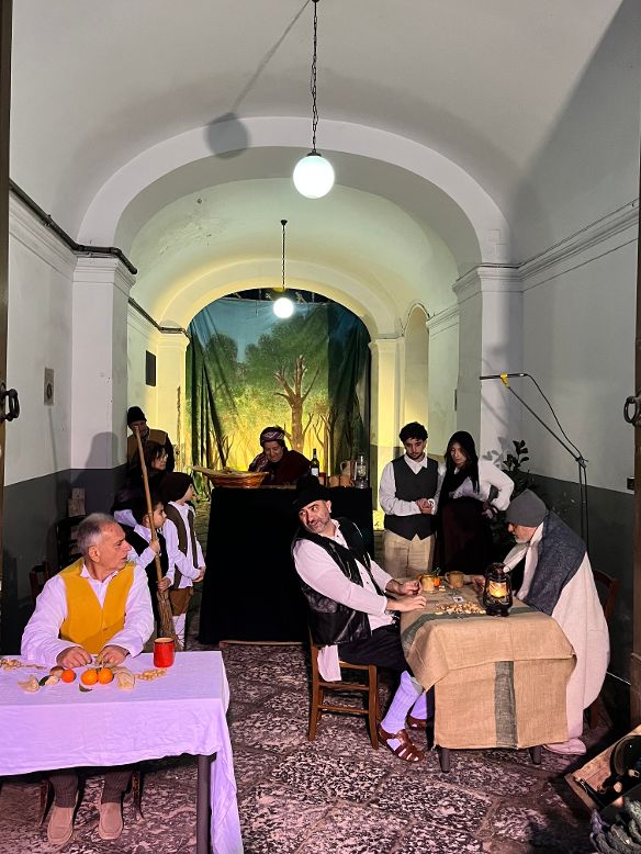 NOLA. Il Sogno di Sant’Alfonso. Tu scendi dalle stelle… il Canto della Natività di Gesù. Rievocazione socio culturale e storico religiosa di pregevole caratura espressiva. Protagoniste della corale performance, le compagnie teatrali che operano nell’area nolana. NOLA. Il Sogno di Sant’Alfonso. Tu scendi dalle stelle… il Canto della Natività di Gesù. Rievocazione socio culturale e storico religiosa di pregevole caratura espressiva. Protagoniste della corale performance, le compagnie teatrali che operano nell’area nolana.