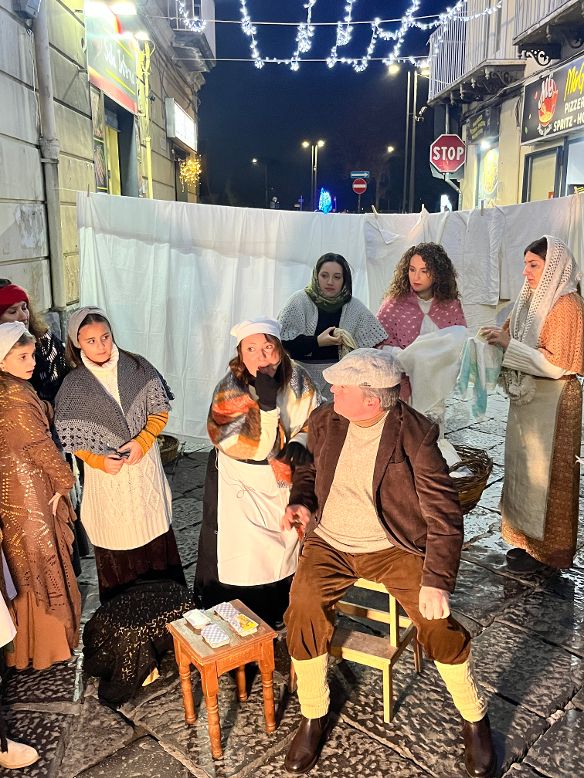 NOLA. Il Sogno di Sant’Alfonso. Tu scendi dalle stelle… il Canto della Natività di Gesù. Rievocazione socio culturale e storico religiosa di pregevole caratura espressiva. Protagoniste della corale performance, le compagnie teatrali che operano nell’area nolana. NOLA. Il Sogno di Sant’Alfonso. Tu scendi dalle stelle… il Canto della Natività di Gesù. Rievocazione socio culturale e storico religiosa di pregevole caratura espressiva. Protagoniste della corale performance, le compagnie teatrali che operano nell’area nolana.