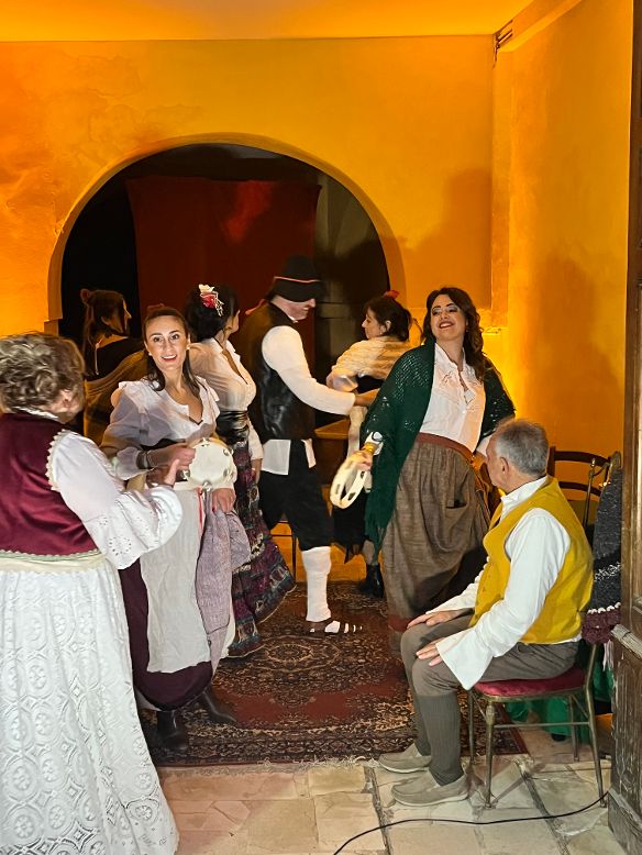 NOLA. Il Sogno di Sant’Alfonso. Tu scendi dalle stelle… il Canto della Natività di Gesù. Rievocazione socio culturale e storico religiosa di pregevole caratura espressiva. Protagoniste della corale performance, le compagnie teatrali che operano nell’area nolana. NOLA. Il Sogno di Sant’Alfonso. Tu scendi dalle stelle… il Canto della Natività di Gesù. Rievocazione socio culturale e storico religiosa di pregevole caratura espressiva. Protagoniste della corale performance, le compagnie teatrali che operano nell’area nolana.