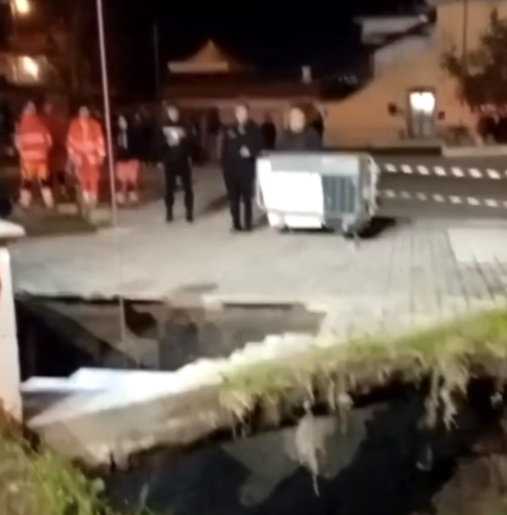 Casamarciano, uomo precipita in una cavità del terreno per decine di metri : salvato dopo ore di operazioni complesse