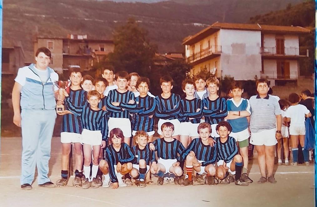 Palloni di cuoio e calciatori di una volta : Diciassettesima puntata – Filomeno De Lucia, il gioiellino di Mugnano: talento, cadute e rinascite (Foto) Palloni di cuoio e calciatori di una volta : Diciassettesima puntata – Filomeno De Lucia, il gioiellino di Mugnano: talento, cadute e rinascite (Foto)