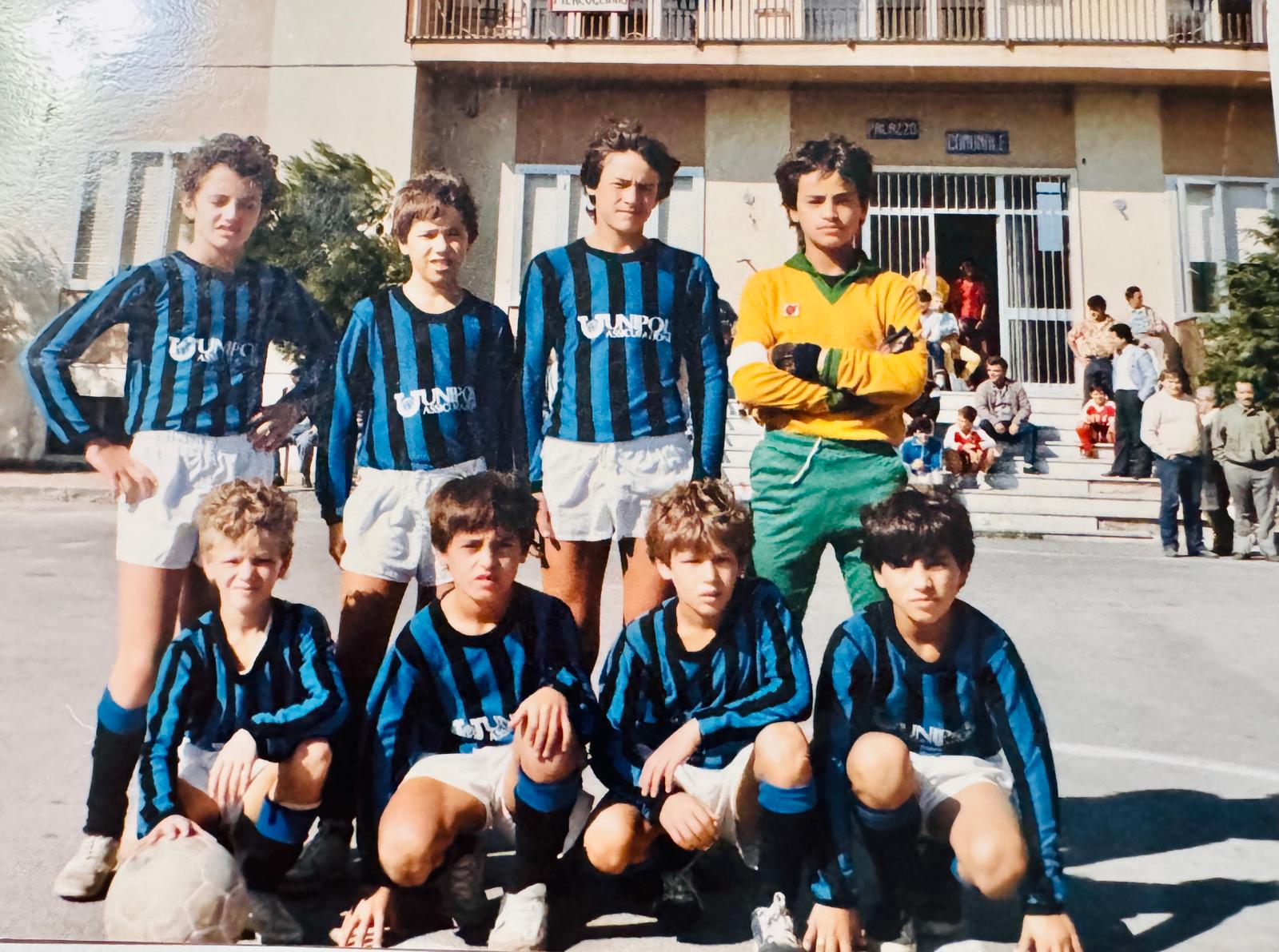 Palloni di cuoio e calciatori di una volta : Diciassettesima puntata – Filomeno De Lucia, il gioiellino di Mugnano: talento, cadute e rinascite (Foto) Palloni di cuoio e calciatori di una volta : Diciassettesima puntata – Filomeno De Lucia, il gioiellino di Mugnano: talento, cadute e rinascite (Foto)