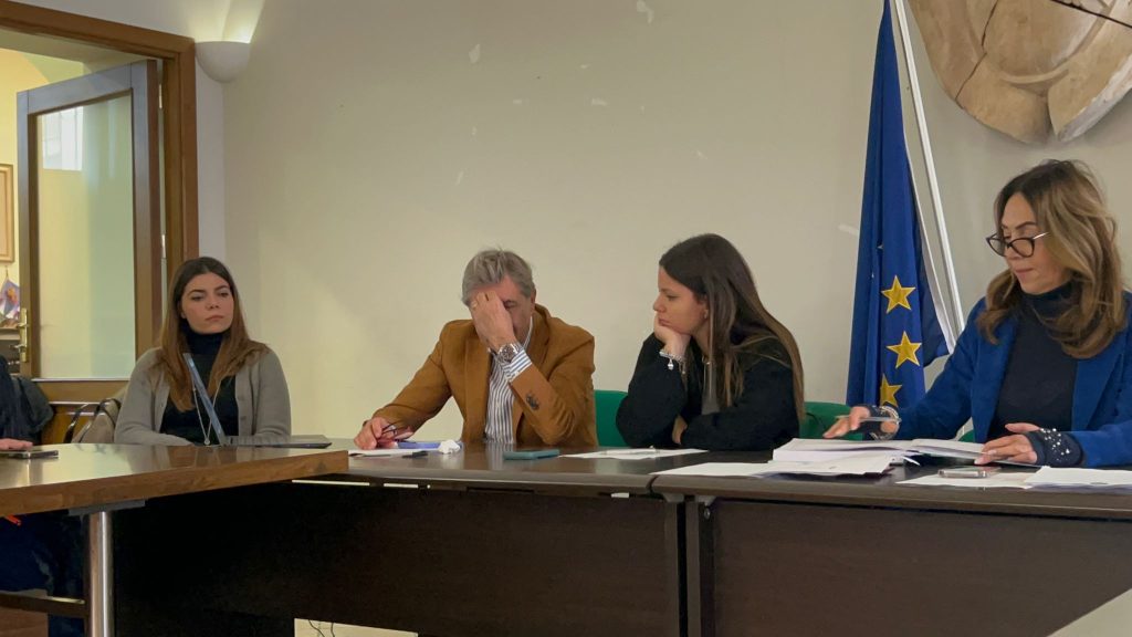 Avella, il consiglio comunale boccia la casa‑albergo per anziani: il sindaco motiva con l’impatto ambientale. Chiara Cacace: la politica è una cosa seria