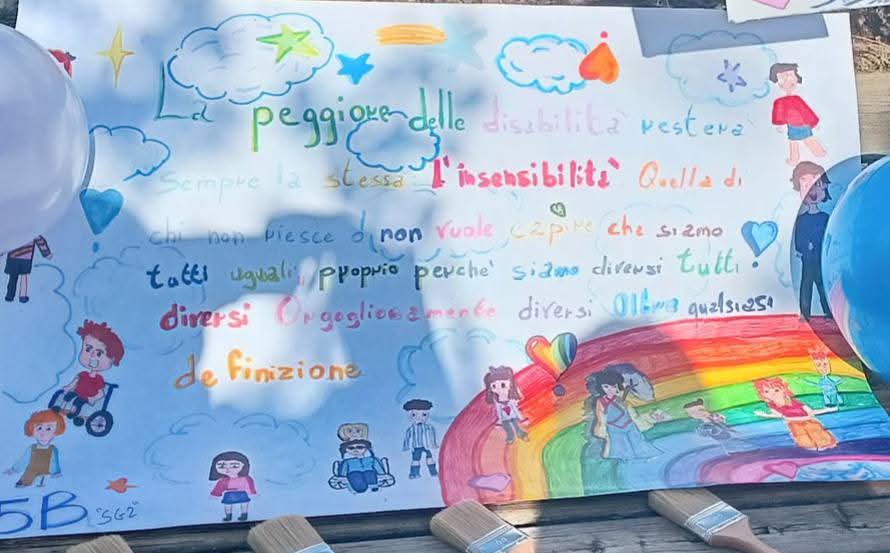 A Roccarainola la Giornata Internazionale della Disabilità si colora di gentilezza: tinteggiate le panchine con i bambini del Plesso San Giovanni 2