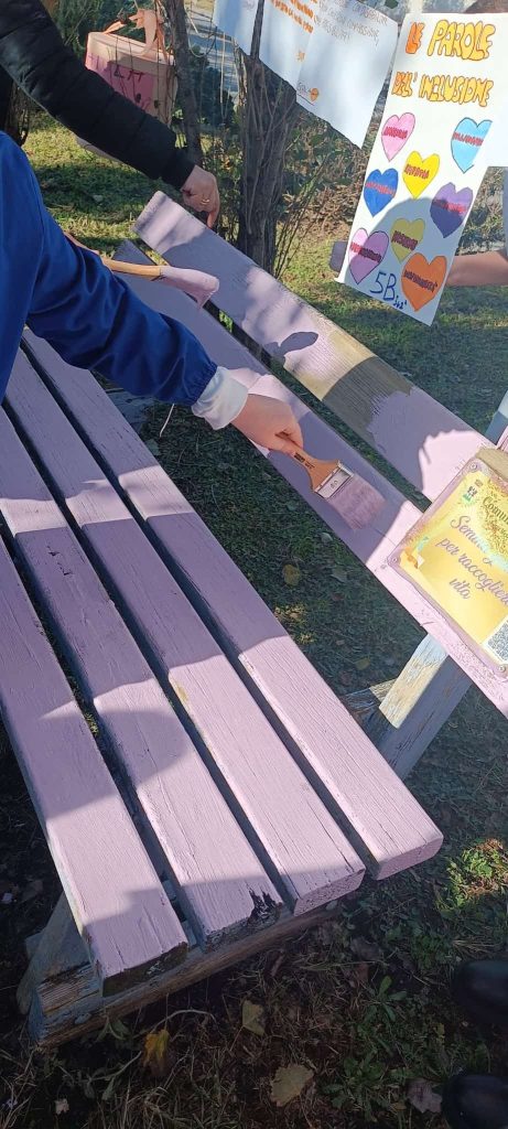 A Roccarainola la Giornata Internazionale della Disabilità si colora di gentilezza: tinteggiate le panchine con i bambini del Plesso San Giovanni 2