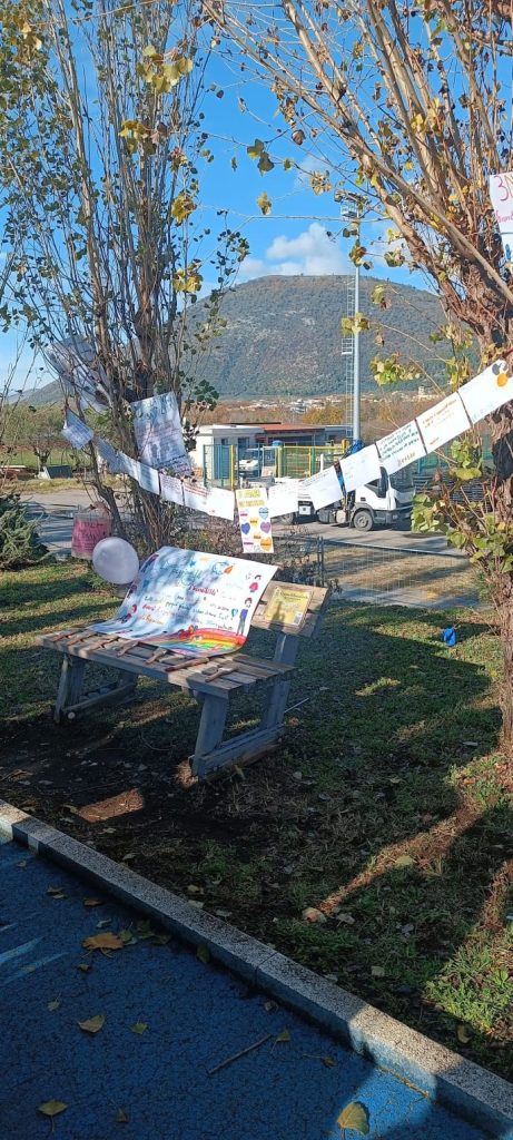 A Roccarainola la Giornata Internazionale della Disabilità si colora di gentilezza: tinteggiate le panchine con i bambini del Plesso San Giovanni 2
