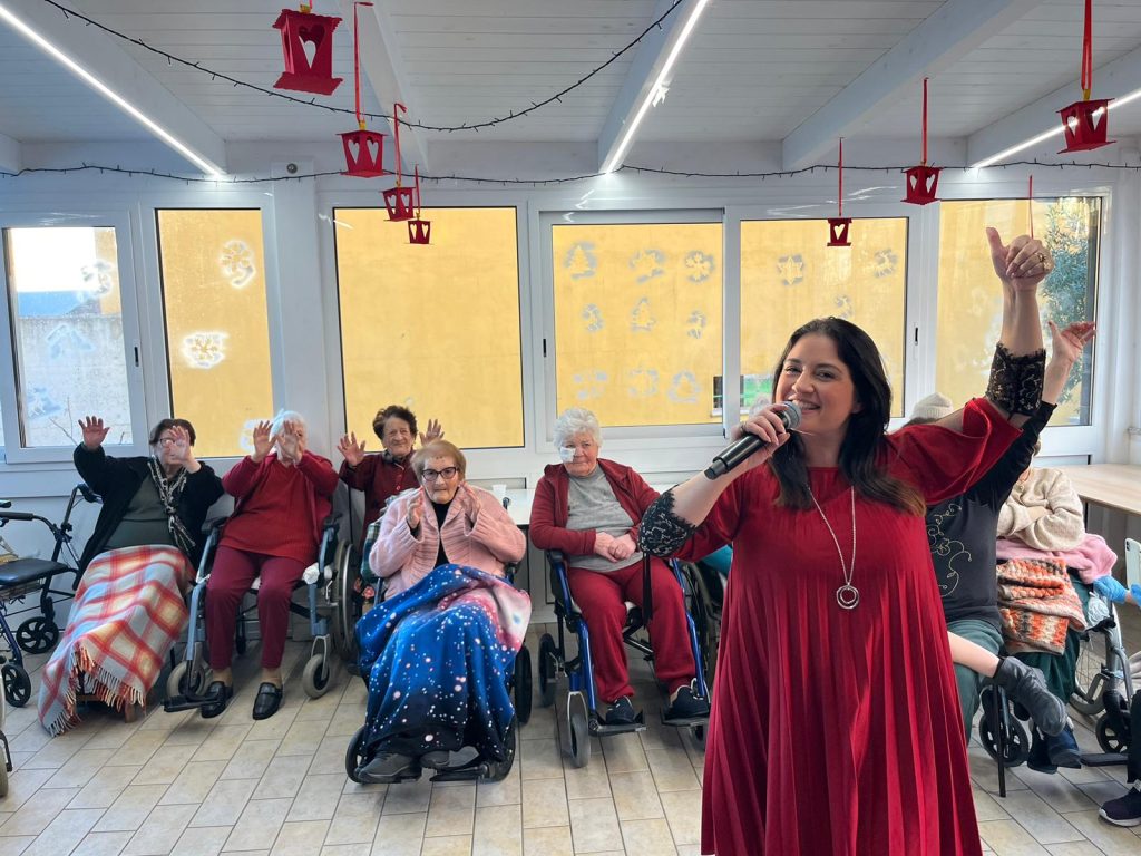 A Villa Santo Stefano un Natale di emozioni: poesia, musica e sorrisi per gli anziani della struttura A Villa Santo Stefano un Natale di emozioni: poesia, musica e sorrisi per gli anziani della struttura